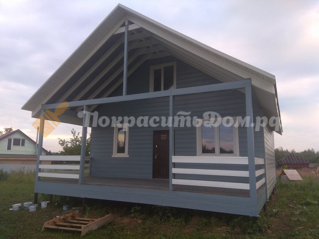 фасад дреревянного, каркасного дома покрашенный в синий цвет