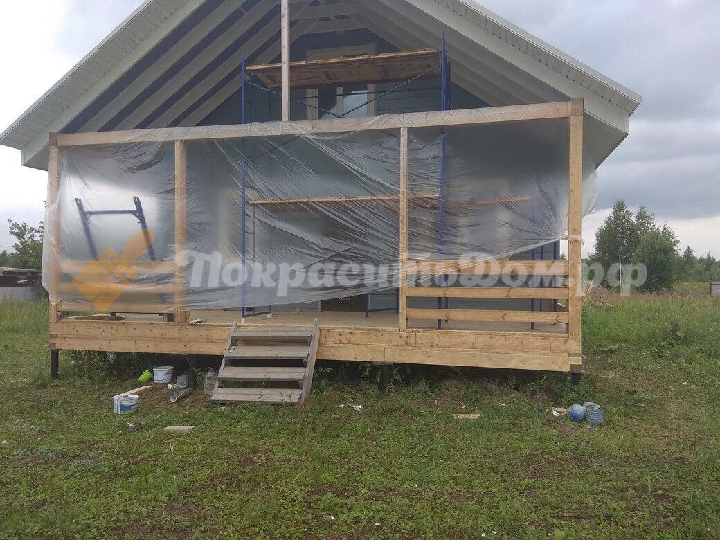 закрфли веранду пленкой, для предотвращения попадания дождя