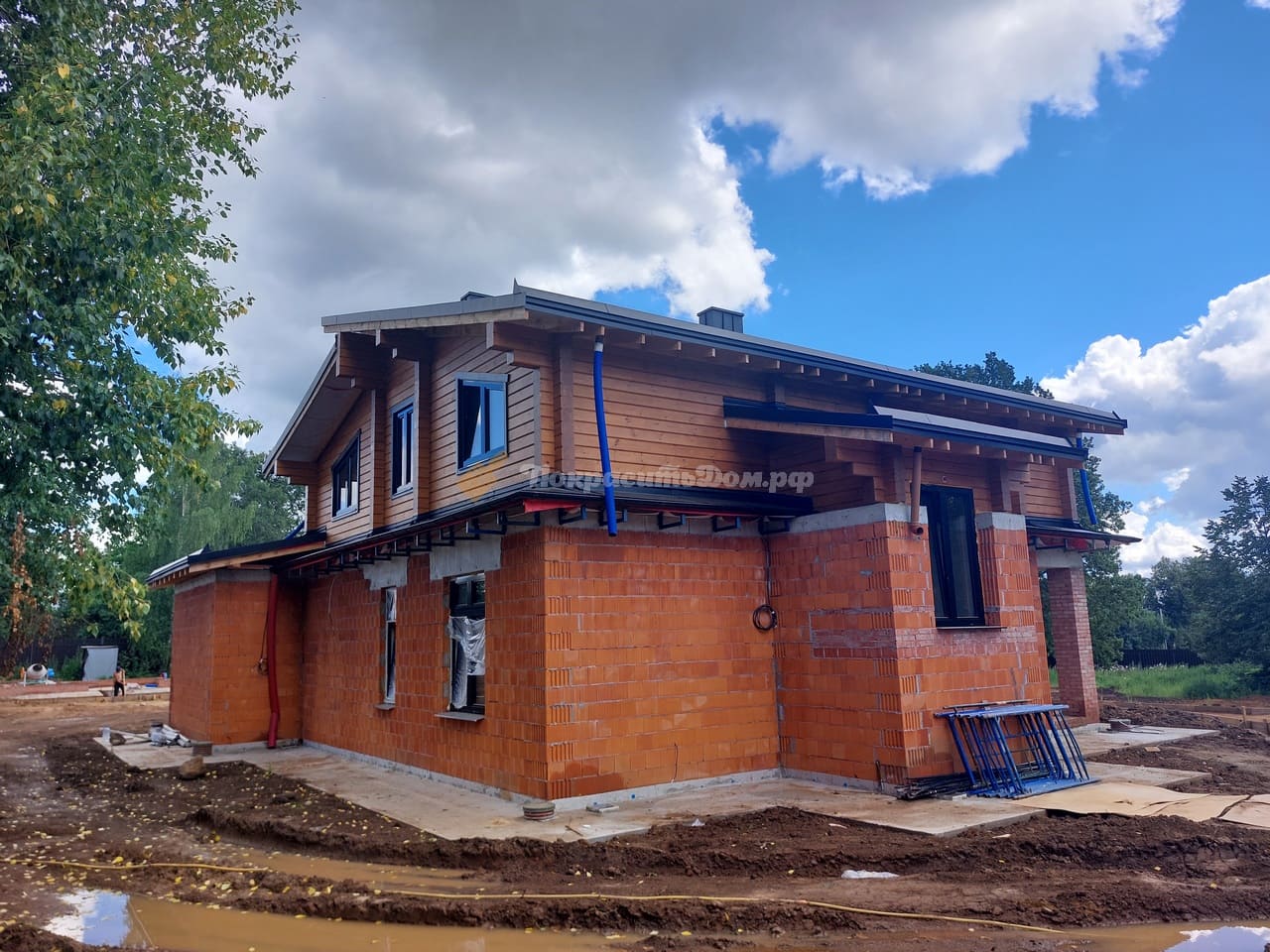 Покраска второго этажа дома со сложной кровлей и бани из клееного бруса
